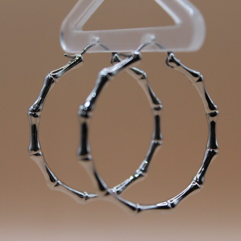 how-to-open-hoop-earrings