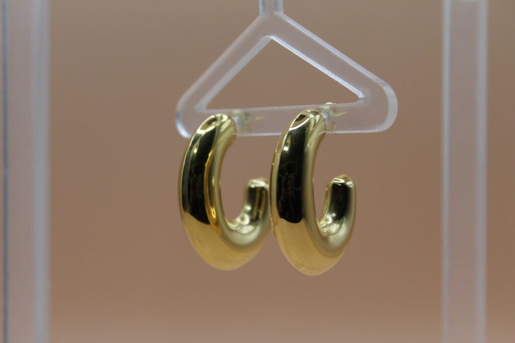 outfits-to-complement-heavy-earrings