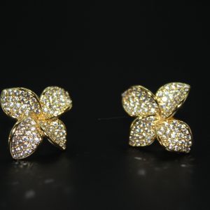 A pair of elegant **pearl and crystal wedding earrings** adorned with sparkling crystals, showcasing a refined and luxurious design.